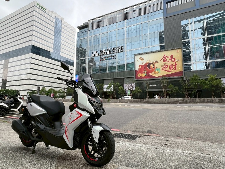 250cc很笨重?不,STR250根本比125cc還靈活好用