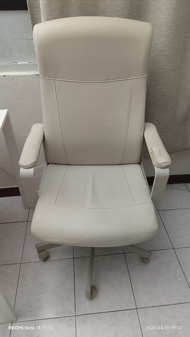 IKEA 辦公椅，脫皮嚴重