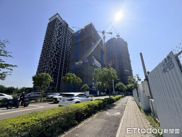 綠美圖第一排驚見「售」字，建商撇賣地求生傳言