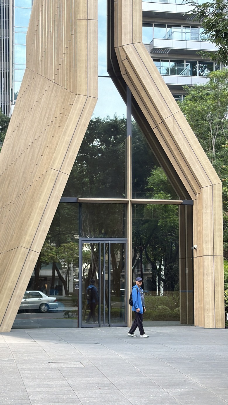 不想再週末大老遠跑台北學攝影，台中有推薦的實體基礎課嗎？