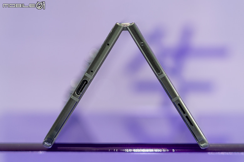 motorola 首款「大摺」razr fold 登台，12+256GB 售價 49,988 元
