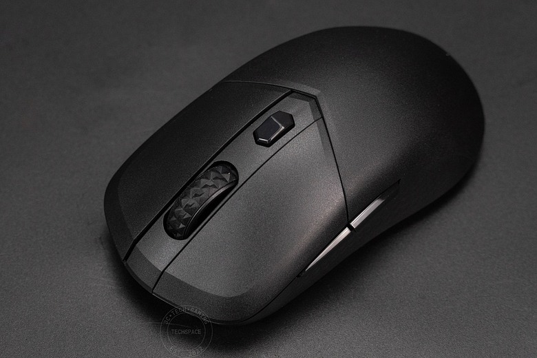 點我看大圖 微星 VERSA 300 WIRELESS 8K 電競滑鼠開箱:66g 超輕量搭 8000Hz 輪詢率、196 小時續航