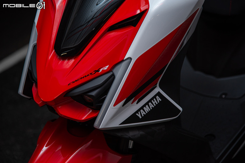 點我看大圖 YAMAHA 七代勁戰 CygnusXR 七十周年特仕版開箱|限量一千兩百台的速度鏈塊來襲!