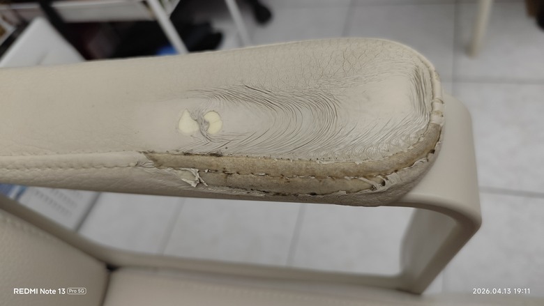 IKEA 辦公椅，脫皮嚴重