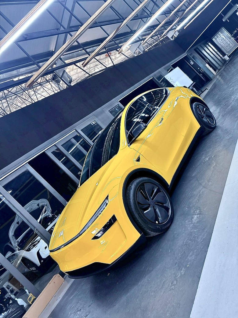 [開箱]嘉義汽車包膜｜ Tesla白TPU＋黃改色膜對照｜收邊工藝近拍，判斷師傅功力好不好！