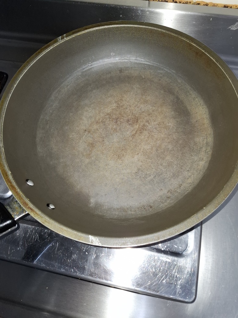 黑色烤漆的煎炒鍋掉成這樣還可以用嗎？