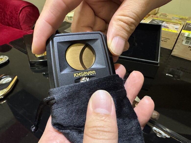 【開箱】我一開始其實不太信…直到用了這把 KHseven 雪茄剪