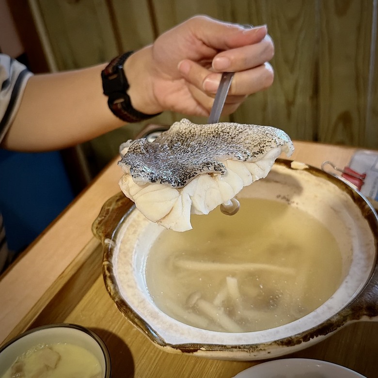 台南國華街美食:傳承日本橫濱30年的活鰻現烤,還有鰻骨湯、越光米無限續!
