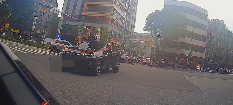 北市 承德路上，直行機車，修理 多元小黃。可惜沒站穩。