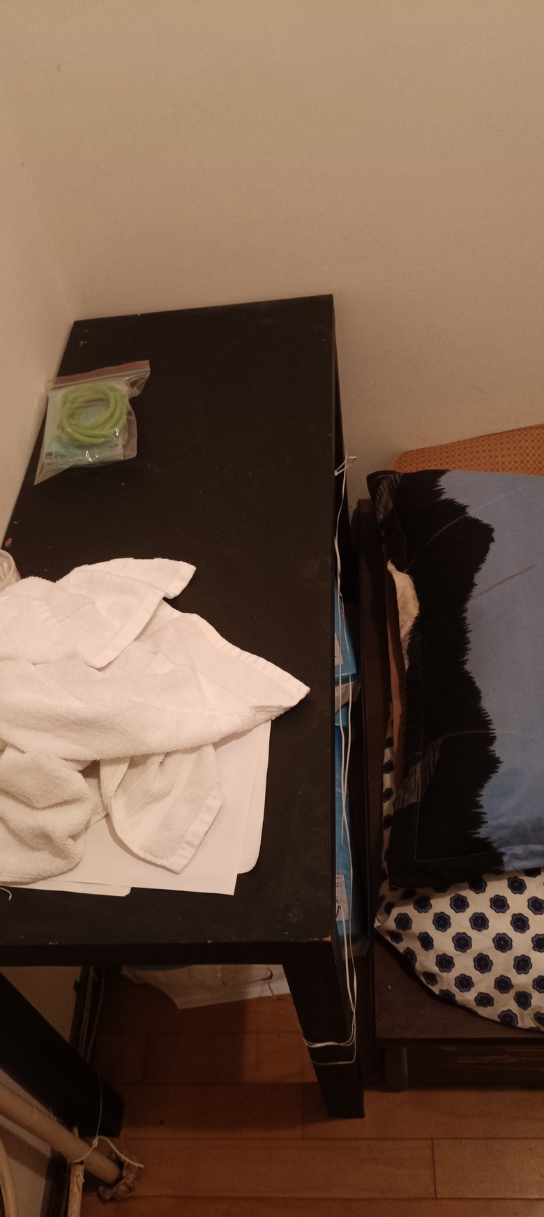 （5分）請問這種床前面的長桌子，要如何防止枕頭滑下去？（又不會弄得很醜），目前我是拿白色綁東西線擋住，可是這樣很醜