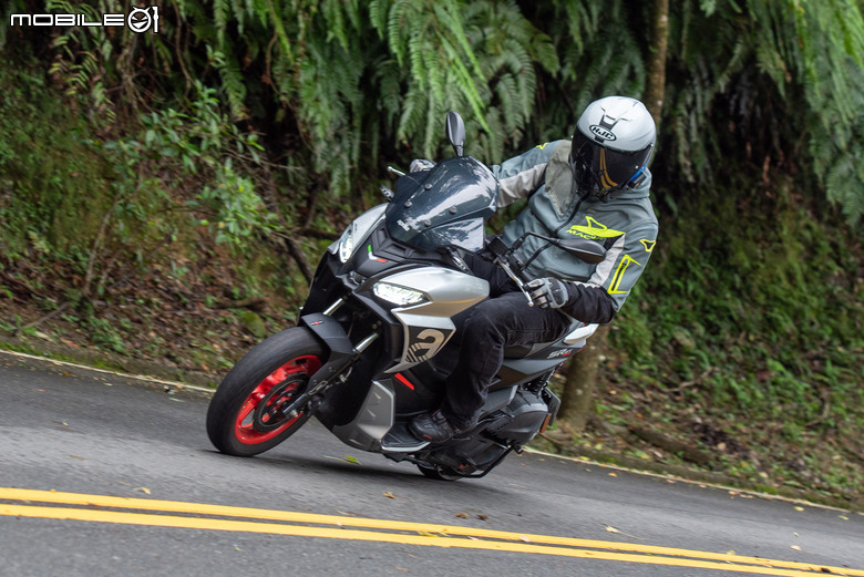 Aprilia SR-GT試駕報告｜沒踏板但很好玩！歐系速克達老車新試！