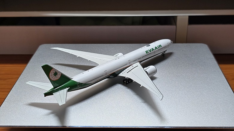 【開箱】1/400 金屬客機模型