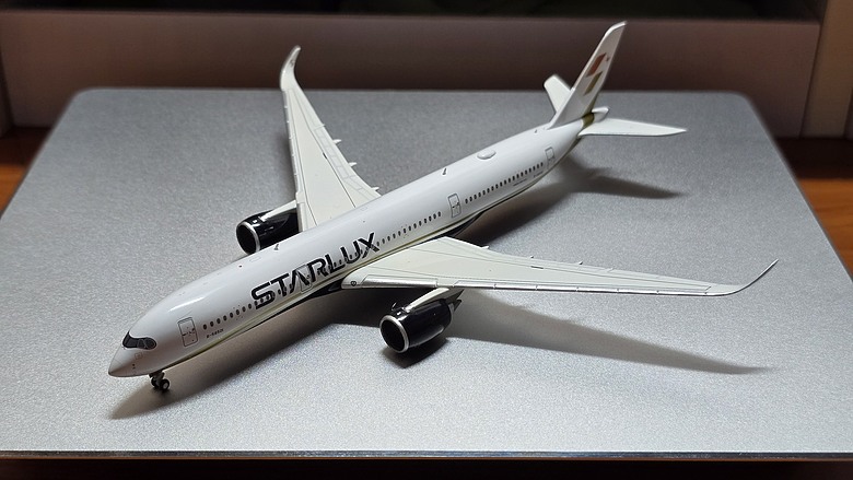 【開箱】1/400 金屬客機模型
