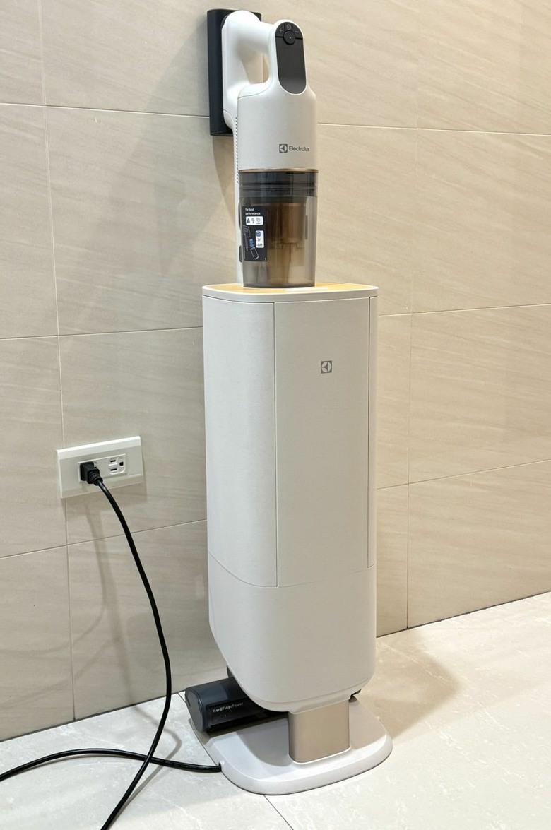 開箱心得！伊萊克斯極淨塔Plus 900系列自動集塵吸塵器