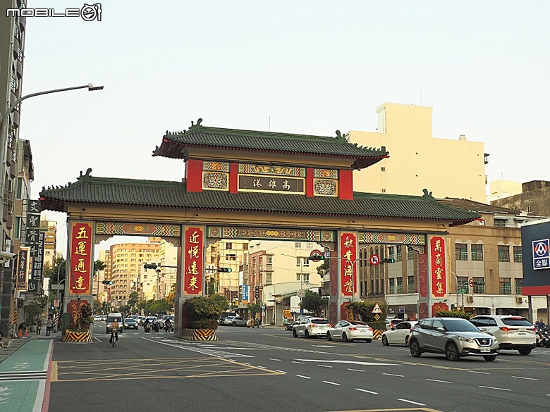 駁二藝術特區(蓬萊倉庫、大勇倉庫、大義倉庫)、大港橋、哈瑪星台灣鐵道館、典藏駁二餐廳 ARTCO、李家圓仔湯 — 冬日高雄港濱散策 駁二篇