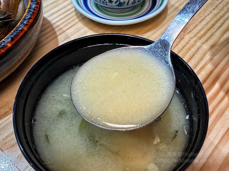 平價日本料理，生熟丼、刺身、炸烤物，無低消續飯湯吃到飽、壽星送生魚片蛋糕，寵物友善