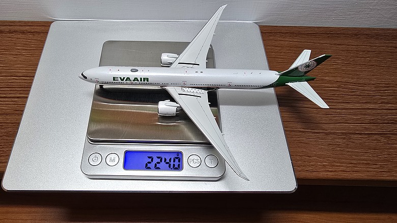 【開箱】1/400 金屬客機模型