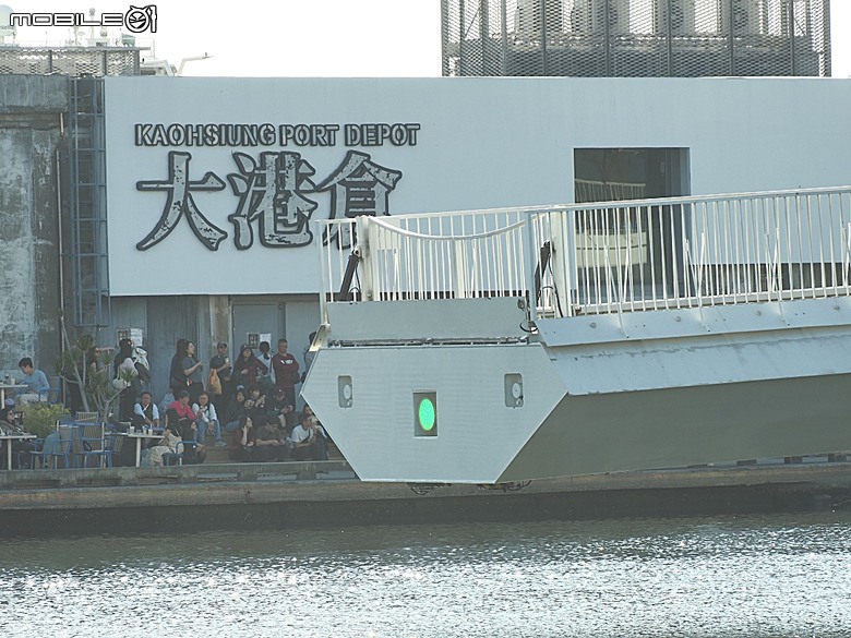 駁二藝術特區(蓬萊倉庫、大勇倉庫、大義倉庫)、大港橋、哈瑪星台灣鐵道館、典藏駁二餐廳 ARTCO、李家圓仔湯 — 冬日高雄港濱散策 駁二篇