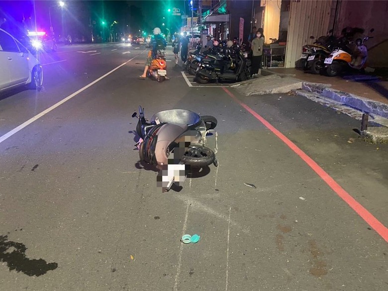 高雄 左營區 轎車撞行人.騎士釀2死3傷