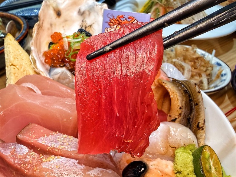 平價日本料理，生熟丼、刺身、炸烤物，無低消續飯湯吃到飽、壽星送生魚片蛋糕，寵物友善