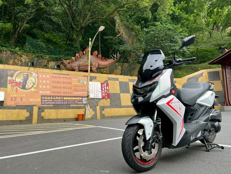 250cc很笨重?不,STR250根本比125cc還靈活好用