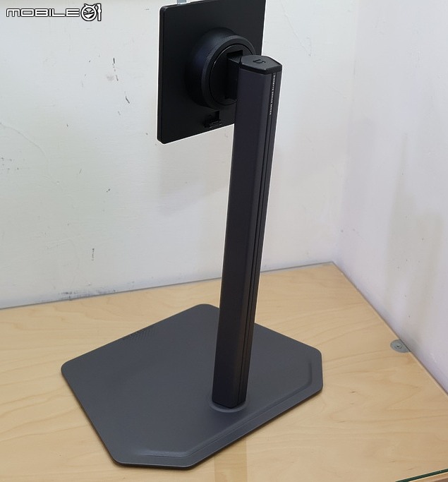 親民定位與價格，技嘉 GAMING 首款 32 吋 QD-OLED MO32U2