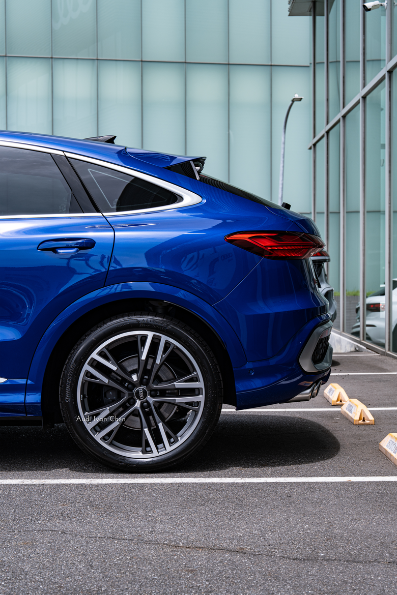 交車分享｜Audi SQ5 Sportback｜金屬眩亮藍・Ultra Blue・6I