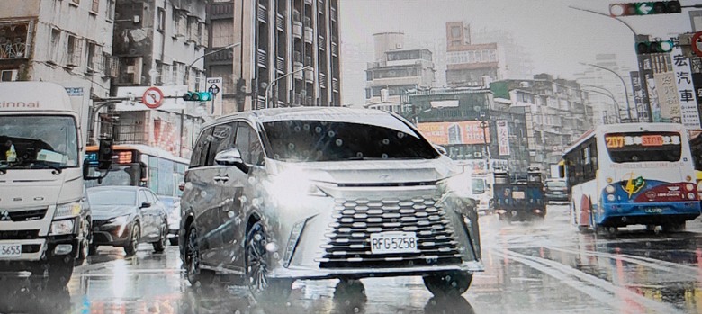交通部門瀆職，放縱汽車業者使用高亮度頭燈製造交通事故隱患