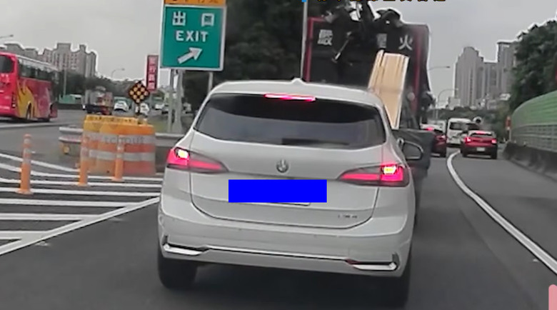 國道一號竹北交流道 匝道出口，煞車燈亮 也能撞前車