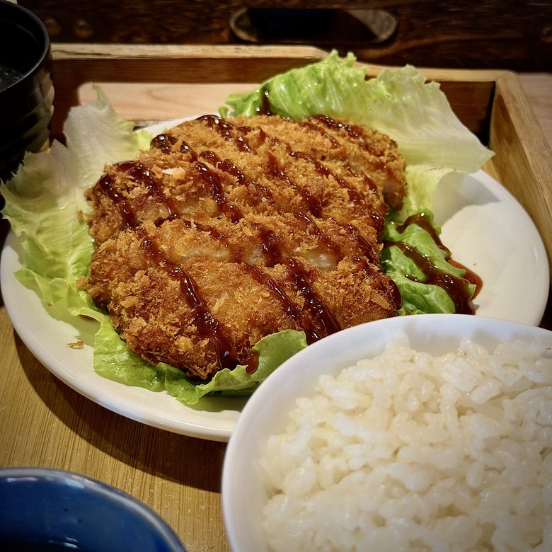 台南國華街美食:傳承日本橫濱30年的活鰻現烤,還有鰻骨湯、越光米無限續!
