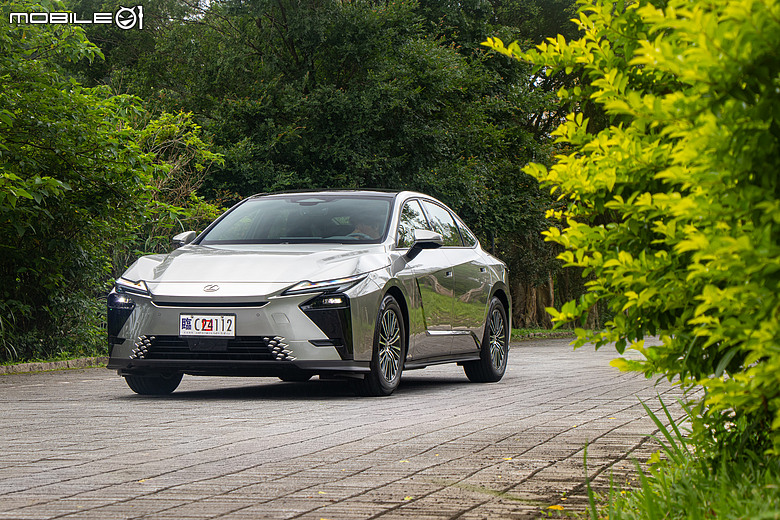 Lexus ES 300h 頂級版試駕｜省油、省稅都有感，掌握銷量密碼的超級王牌！