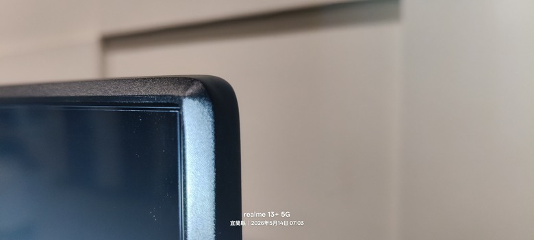 新的JVC 65XM 有螢幕保護膜嗎？