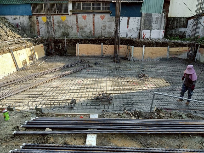 台中室內設計分享|自地自建四層透天完工開箱,電競室公仔展示牆+頂樓露台一次實現