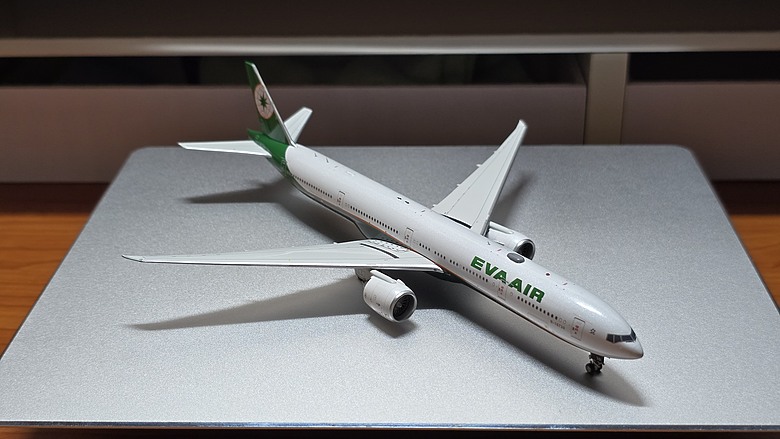 【開箱】1/400 金屬客機模型