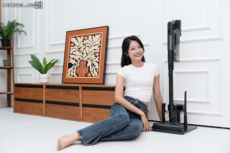 點我看大圖 Panasonic MC-SBR70 極淨光吸塵器開箱|地板乾淨看得見,雙電池 116 分鐘續航超給力!