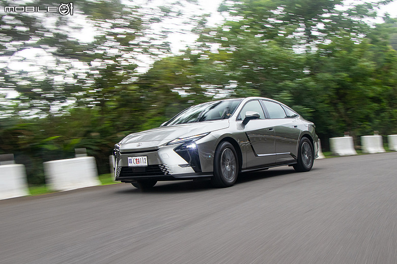 Lexus ES 300h 頂級版試駕｜省油、省稅都有感，掌握銷量密碼的超級王牌！