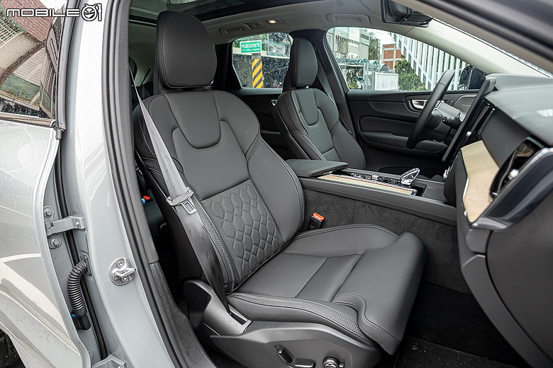 Volvo 小改款 XC60 B5 試駕｜保留核心優勢，高級感再強化！