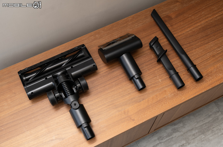 點我看大圖 Panasonic MC-SBR70 極淨光吸塵器開箱|地板乾淨看得見,雙電池 116 分鐘續航超給力!