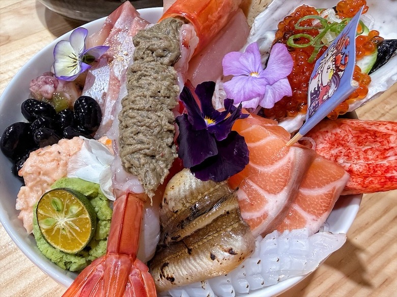 平價日本料理，生熟丼、刺身、炸烤物，無低消續飯湯吃到飽、壽星送生魚片蛋糕，寵物友善