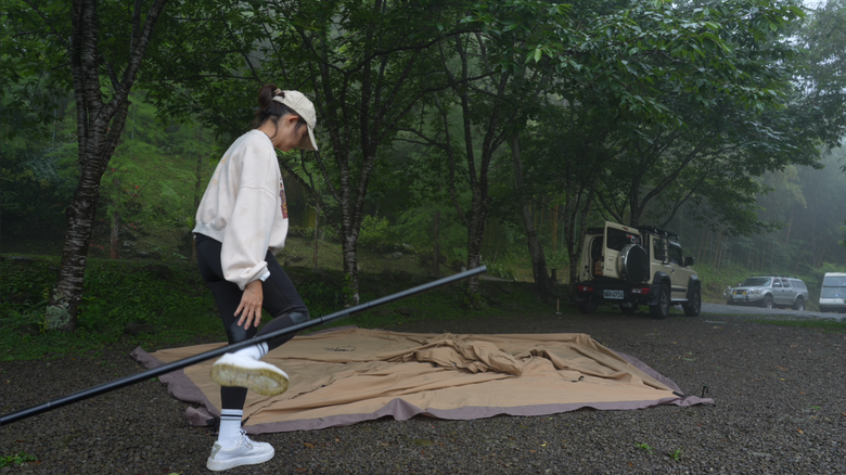 【60+女子單人車露】雨中的白牆、雨後的雲海、陽光穿透的光影 一次看足｜開箱印第安帳｜美式漢堡自己做｜營區介紹6號花園-花現營地