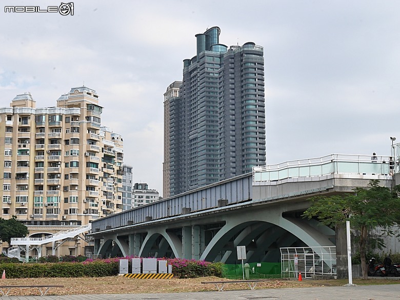 哈瑪星鐵道園區、舊打狗驛故事館、高雄港車站北號誌樓、鐵道園區天空雲台、金馬賓館當代美術館、打狗水道量水器室,附掛2026高雄冬日遊樂園紀實 — 冬日高雄港濱散策 哈瑪星鐵道園區篇