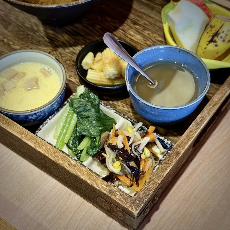 台南國華街美食:傳承日本橫濱30年的活鰻現烤,還有鰻骨湯、越光米無限續!