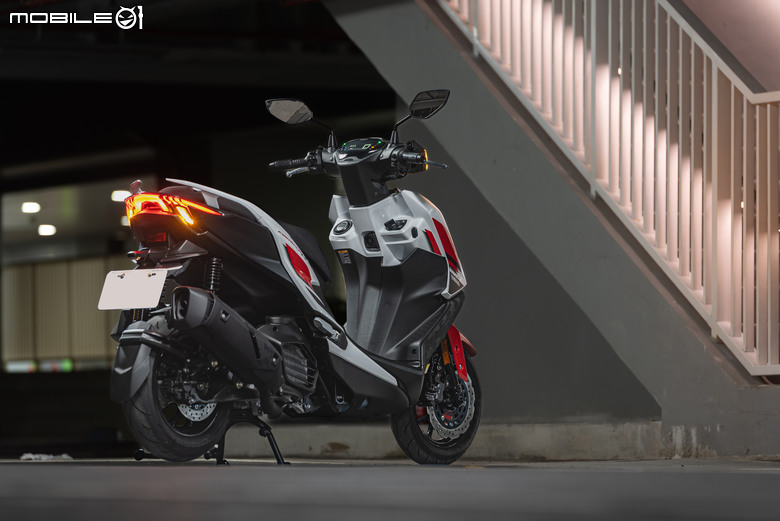 點我看大圖 YAMAHA 七代勁戰 CygnusXR 七十周年特仕版開箱|限量一千兩百台的速度鏈塊來襲!