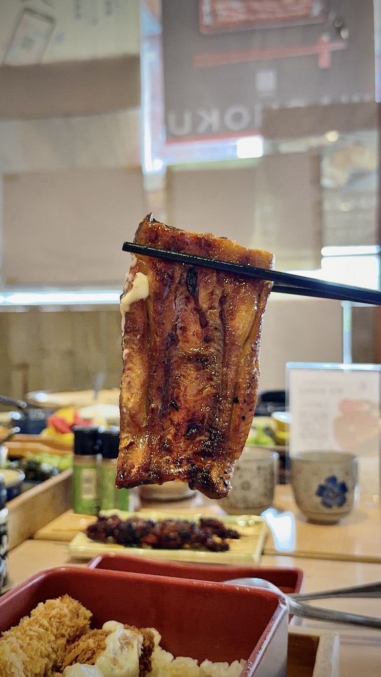 台南國華街美食:傳承日本橫濱30年的活鰻現烤,還有鰻骨湯、越光米無限續!