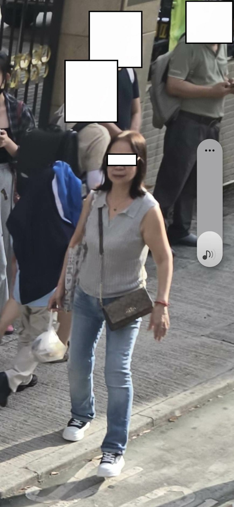 在巴士上如果坐你前面的兩個大媽不停說話你會怎樣