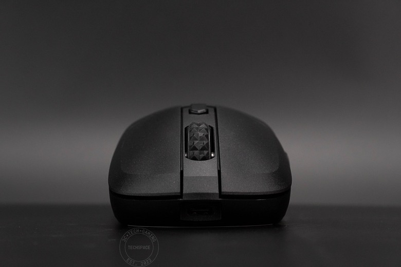 點我看大圖 微星 VERSA 300 WIRELESS 8K 電競滑鼠開箱:66g 超輕量搭 8000Hz 輪詢率、196 小時續航