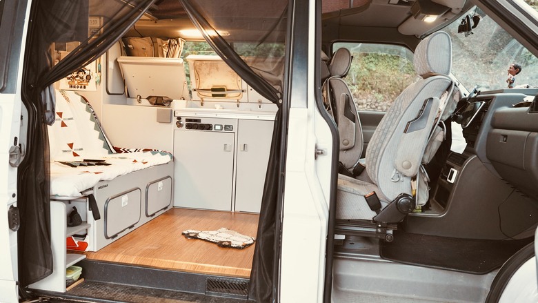 DIY改裝福斯露營車 頭城小夫妻的車宿心得｜300元超值車泊點