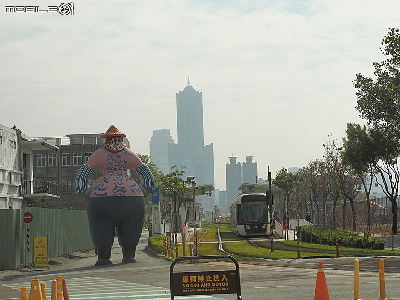 駁二藝術特區(蓬萊倉庫、大勇倉庫、大義倉庫)、大港橋、哈瑪星台灣鐵道館、典藏駁二餐廳 ARTCO、李家圓仔湯 — 冬日高雄港濱散策 駁二篇
