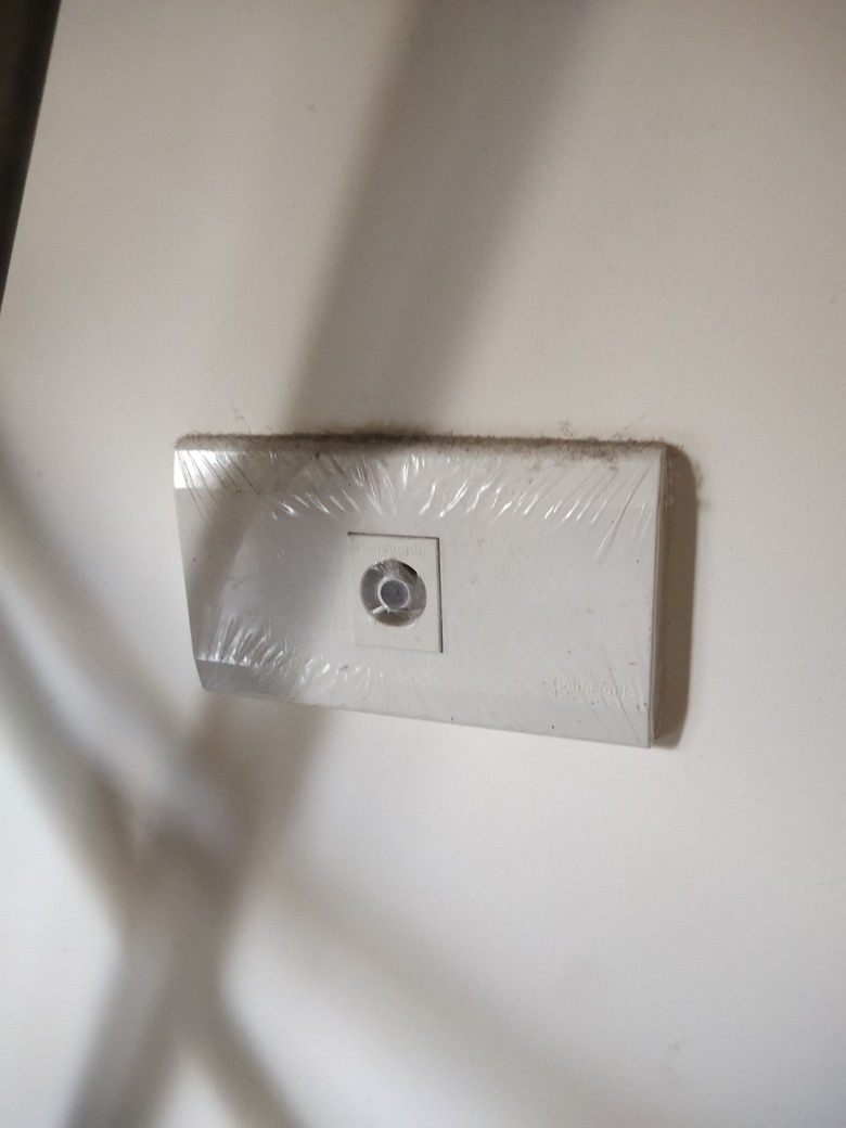 請問數位電視的天線要接哪？