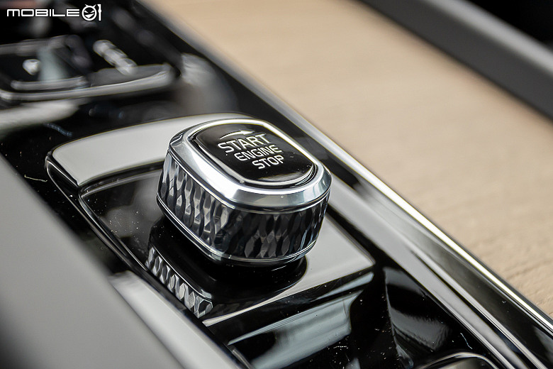 Volvo 小改款 XC60 B5 試駕｜保留核心優勢，高級感再強化！
